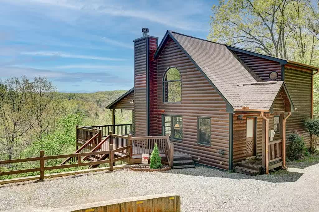 Cardinal House cabin surrounded by fall color
